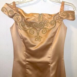 Dave & Johnny Women's gold neckline formal dress Size: 7/8